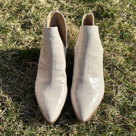 STEVE MADDEN Cream Tan Croc-Embossed Cutout Booties, Size 9 - Picture 2 of 8